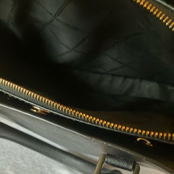 Michael Kors: Black Sheila Medium Faux Saffiano Leather Satchel- Gold Tone - Picture 14 of 15